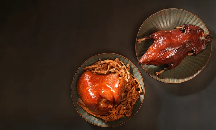 李崗將私房料理「老北京醬鴨」與「筍絲蹄膀」搬上家家戶戶餐桌。李家宴提供