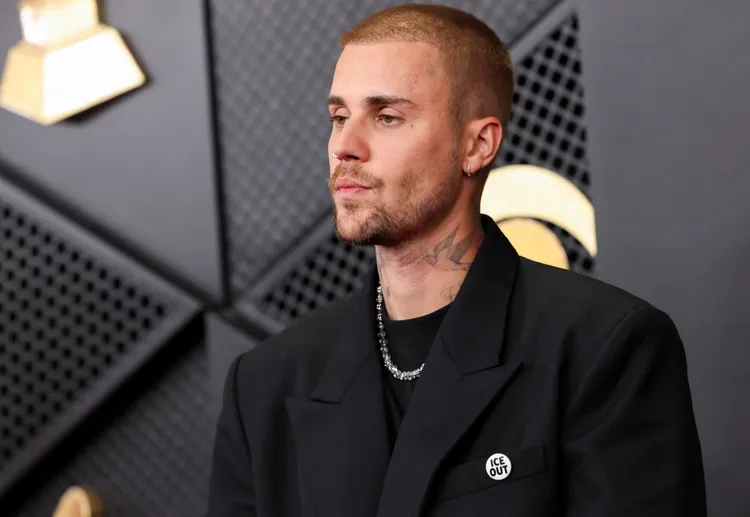 小賈斯汀也佩戴ICE OUT徽章表達立場。路透