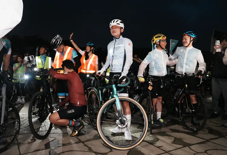 民眾黨前主席柯文哲與現任主席黃國昌，28日挑戰騎乘自行車「一日北高」。彭欣偉攝影