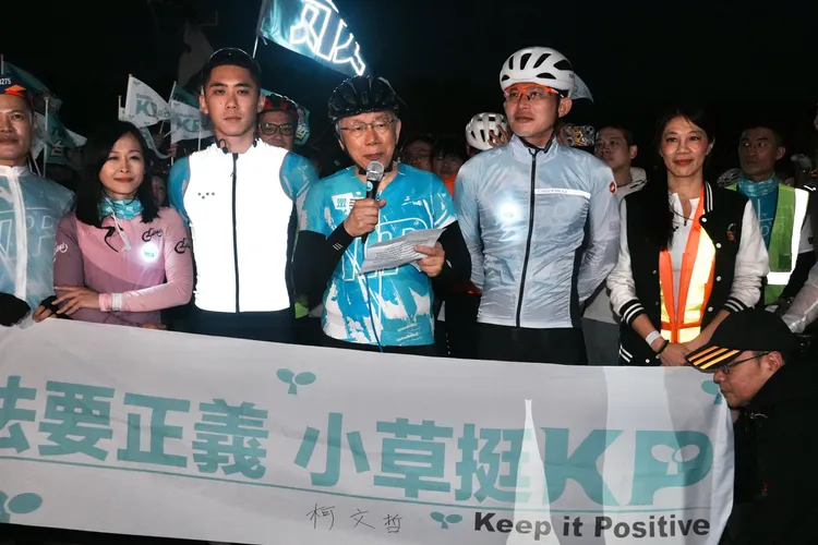 民眾黨前主席柯文哲與現任主席黃國昌，28日挑戰騎乘自行車「一日北高」。彭欣偉攝影