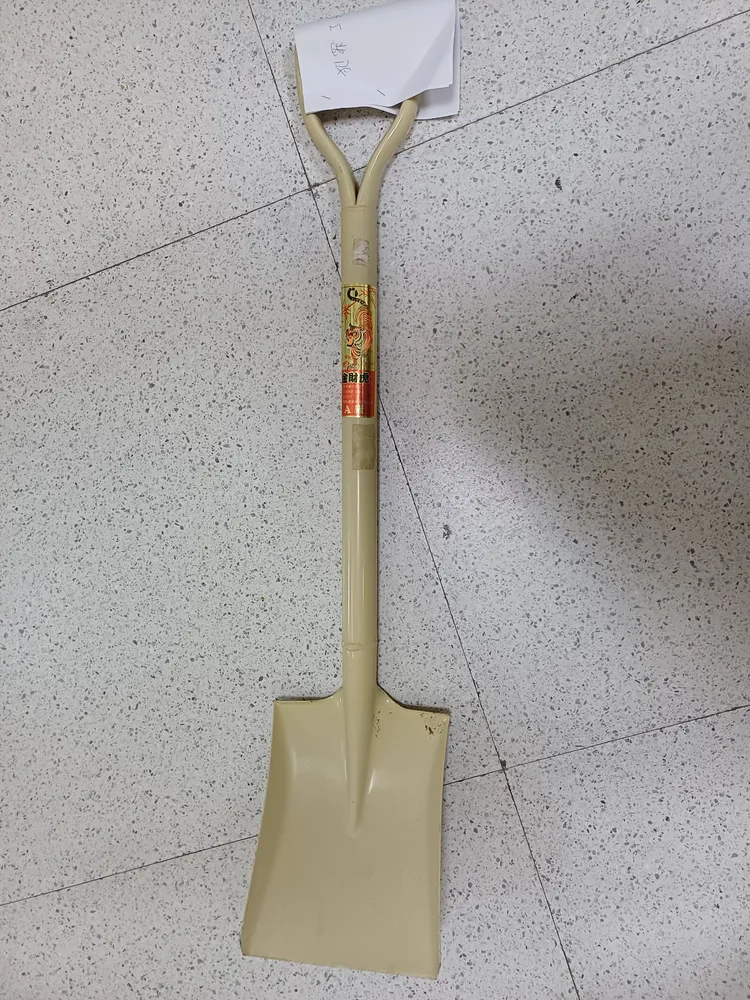 張男作案用的圓鍬。翻攝畫面