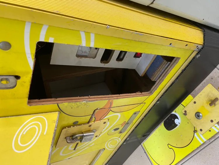 遭破壞的機台。翻攝畫面