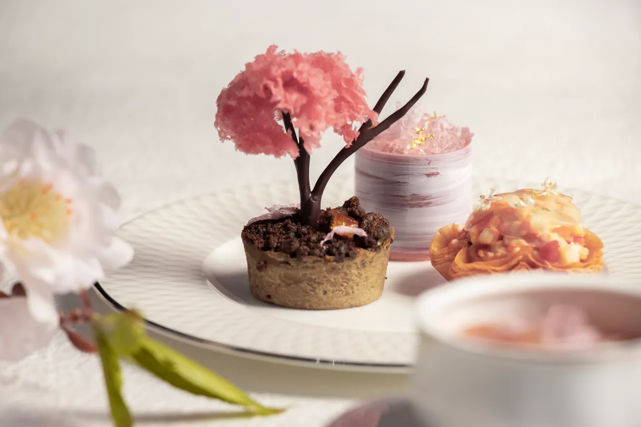 亮點甜點「櫻樹 Cherry Blossom Tree」，以充滿台灣底蘊的「紅玉紅茶」製成乳酪蛋糕，搭配烏龍酥餅的木質後韻，再用巧克力勾勒枝幹，點綴莓果蛋糕，在茶香中如親臨阿里山鐵道旁的綻放櫻花。業者提供