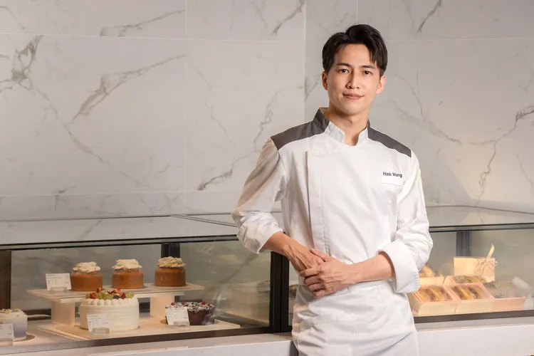 高雄洲際酒店西點主廚、法國藍帶出身的王健翰（Hank Wang），本季下午茶創作主軸以「極致的鮮嫩」與「土地的溫厚」作為口感對比與平衡，讓每道作品都成為一段關於山林、時間與季節的味覺敘事。業者提供