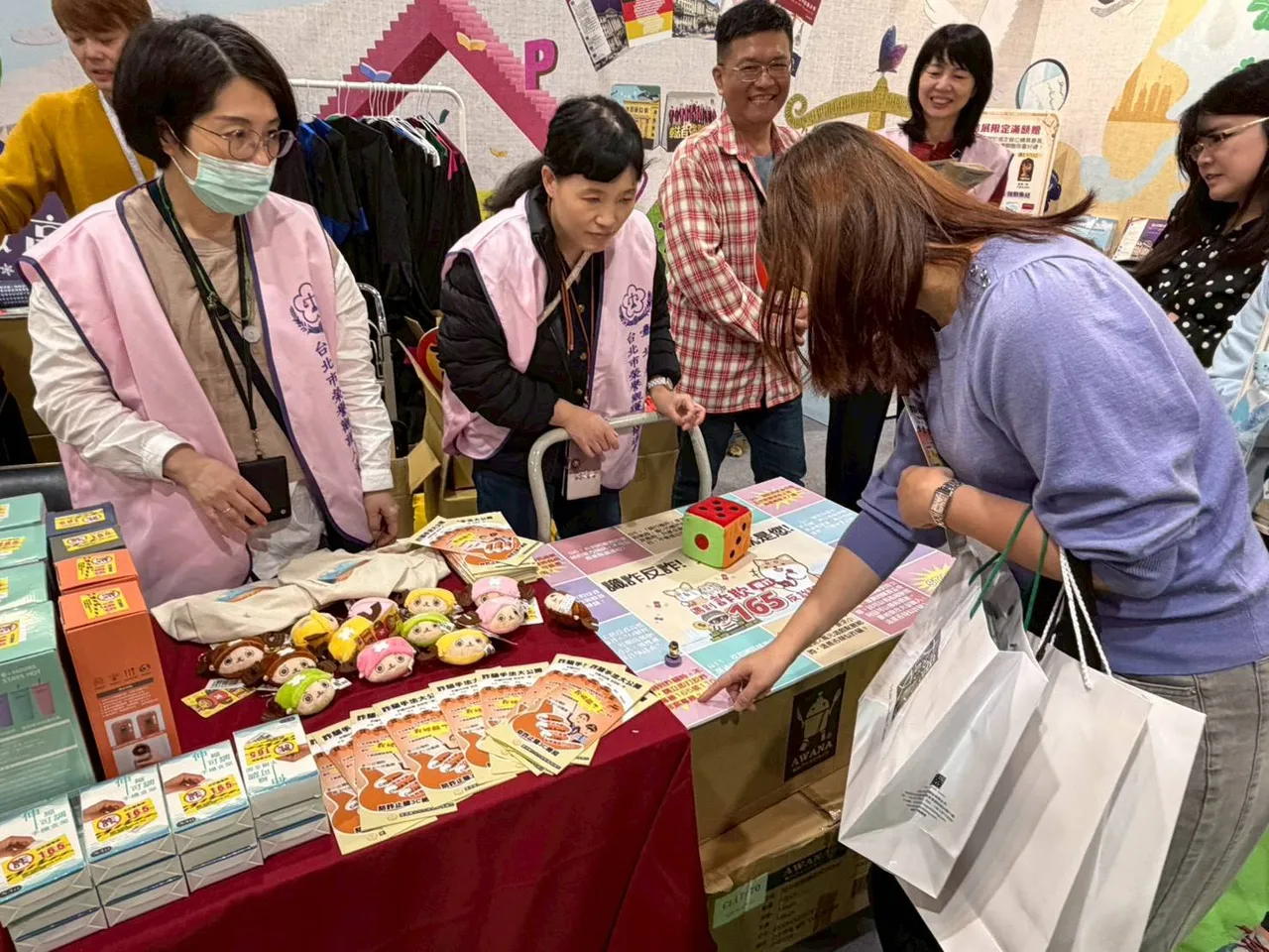 攤位現場準備眾多精美禮品，吸引民眾踴躍參與活動。北檢提供