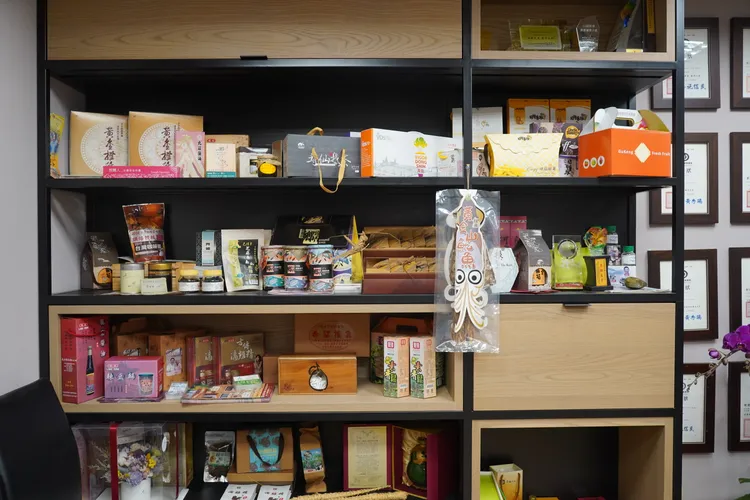 劉建國首先介紹辦公室擺滿的滿牆雲林農產品。范雲辦公室提供