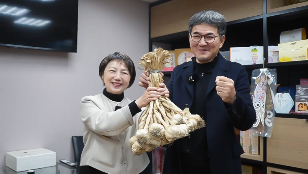 劉建國介紹雲林特產蒜頭。范雲辦公室提供