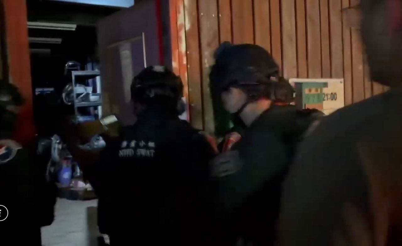 新北警春節前「鐵騎掃賭」 破門攻堅五股天九牌賭場逮14人