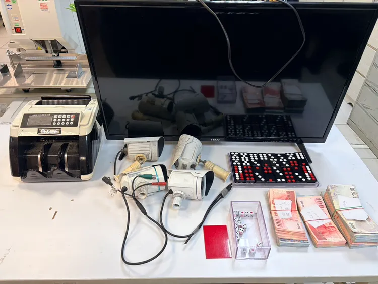 警方查扣抽頭金2萬6000元、賭資17萬5300元、天九牌1副、骰子10顆、限注牌1支、點鈔機1臺、監視器主機及螢幕等證物。翻攝畫面