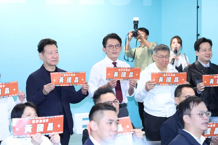 黃國昌新北市長競選總部開幕，中廣前董事長趙少康、黃國昌、民眾黨前主席柯文哲、新竹市副市長邱臣遠。莊宗達攝