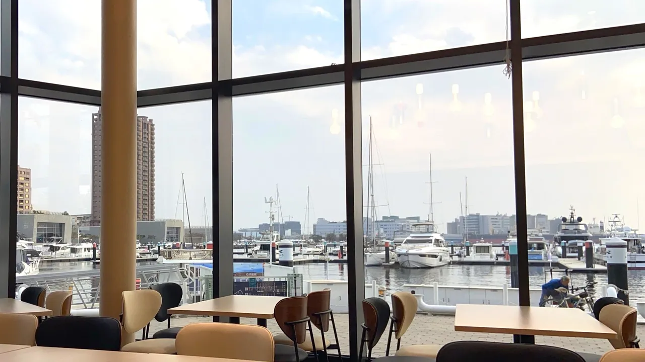 翰林茶館全新店型高雄FOCUS 店以「海景第一排」開闊視野，為旅人與在地消費者進入廣場的第一站起點。翰林茶館提供