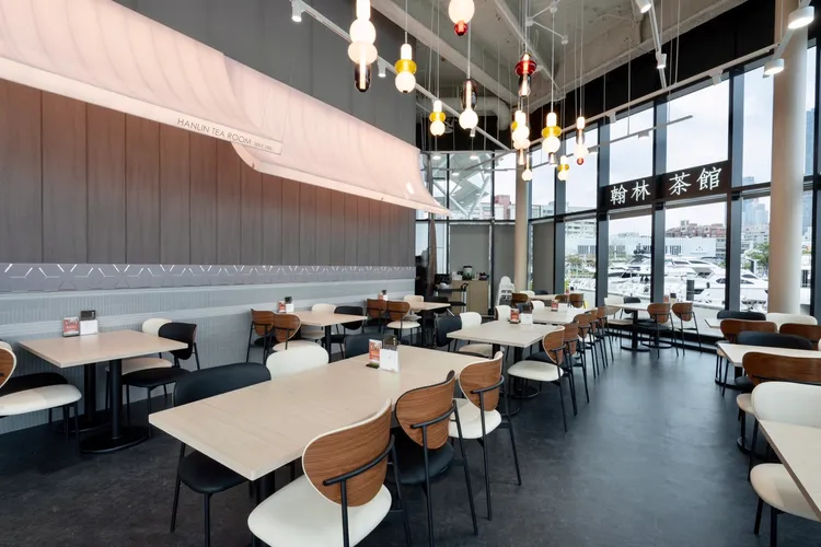 高雄FOCUS店設計靈感以將品牌名稱「翰林茶館」四字如屋脊般的字形意象為核心，轉化為邀請人們走進院子、坐下來喝杯茶的實體空間體驗，感受「回家喝茶」的溫暖初衷。翰林茶館提供