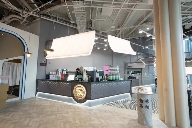 翰林茶館迎來品牌深耕40年的重要里程碑，正式宣佈進駐高雄亞灣區、緊鄰高雄流行音樂中心的FOCUS 13珊瑚廣場，打造指標性的全新店型「高雄FOCUS 店」。翰林茶館提供