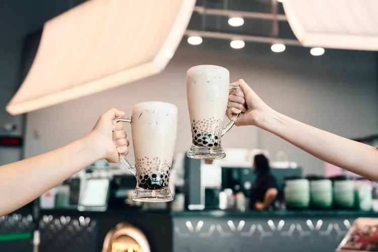 消費者在高雄FOCUS店不僅能啜飲國宴級珍珠奶茶，更能透過落地窗遠眺亞灣港景，享受兼具視覺美感與人文溫度的休憩時光。翰林茶館提供