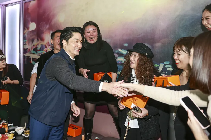 台北市長蔣萬安（左）9日晚間視察北市115年加強重要節日安全維護工作，進行KTV臨檢時與現場民眾握手致意。中央社