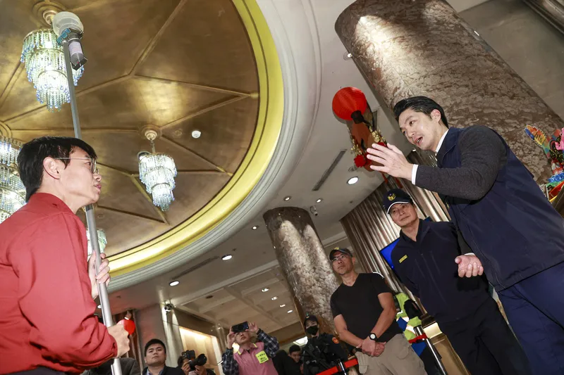 台北市長蔣萬安（右）9日晚間實地了解消防人員檢查KTV等營業場所安全防災系統情形。中央社