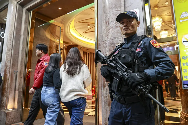 台北市9日晚間執行115年加強重要節日安全維護工作，執勤員警在台北市一處KTV營業場所外手持長槍加強戒備，確保春節期間公共場所安全。中央社