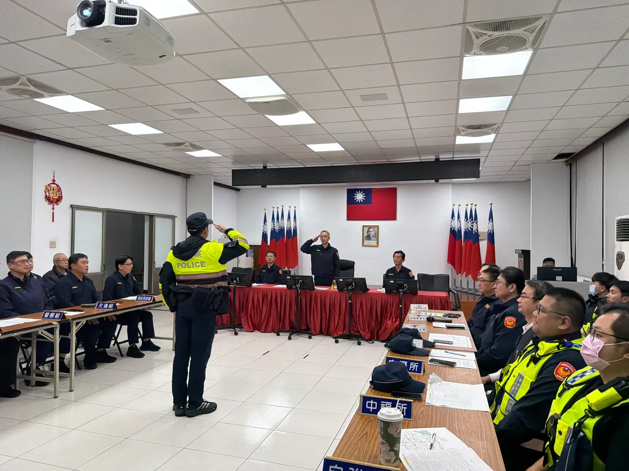 警察局長廖恆裕坐陣指揮。中壢警分局提供