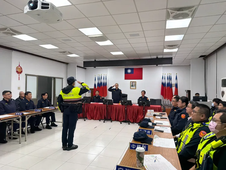 警察局長廖恆裕坐陣指揮。中壢警分局提供