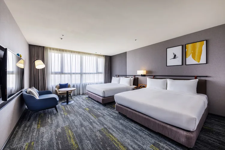 嘉義福容voco酒店配合洲際酒店春季大促銷‘，祭出會員與非會員限時折扣最低73.6折起。福容大飯店提供