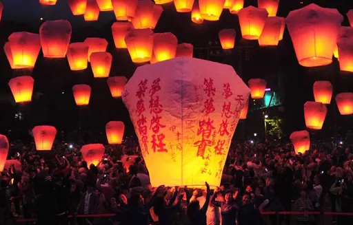 全台燈會住宿開搶！免費放天燈、逛動物園　爽拿超人力霸王商品