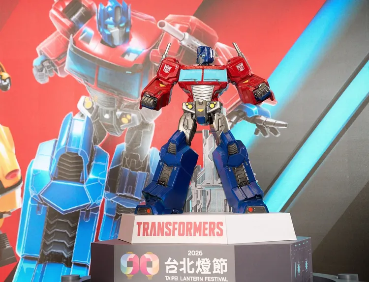 台北一館推出燈會專案，加碼贈雙北捷運24小時雙人票券，可前往花博展區欣賞科博文花燈。北市府提供