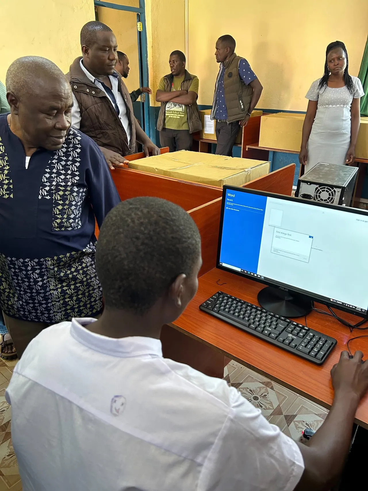 非洲學生使用台灣捐贈電腦學習程式設計。黃柏霖提供