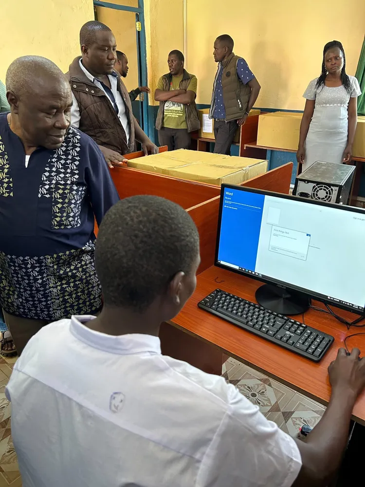 非洲學生使用台灣捐贈電腦學習程式設計。黃柏霖提供