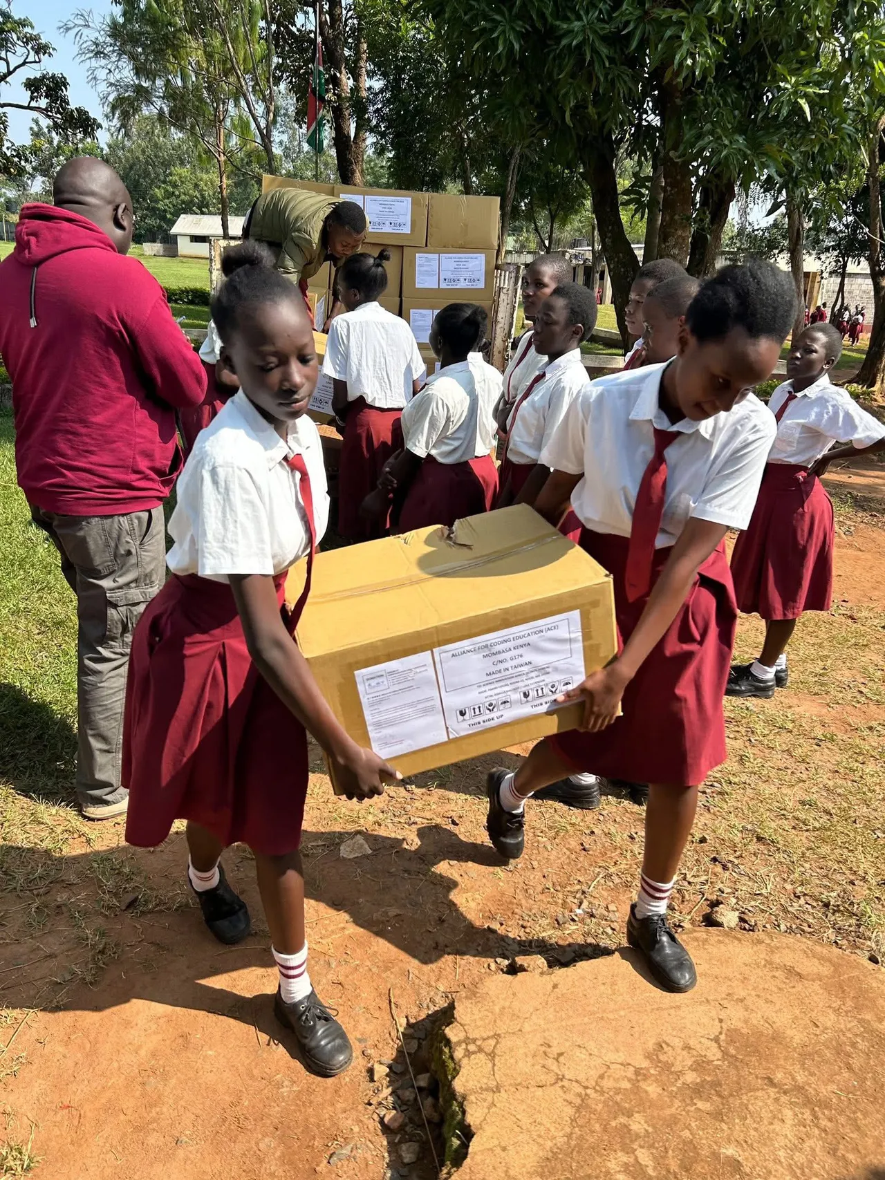 去年高雄科丁送出8百多部電腦到非洲。黃柏霖提供