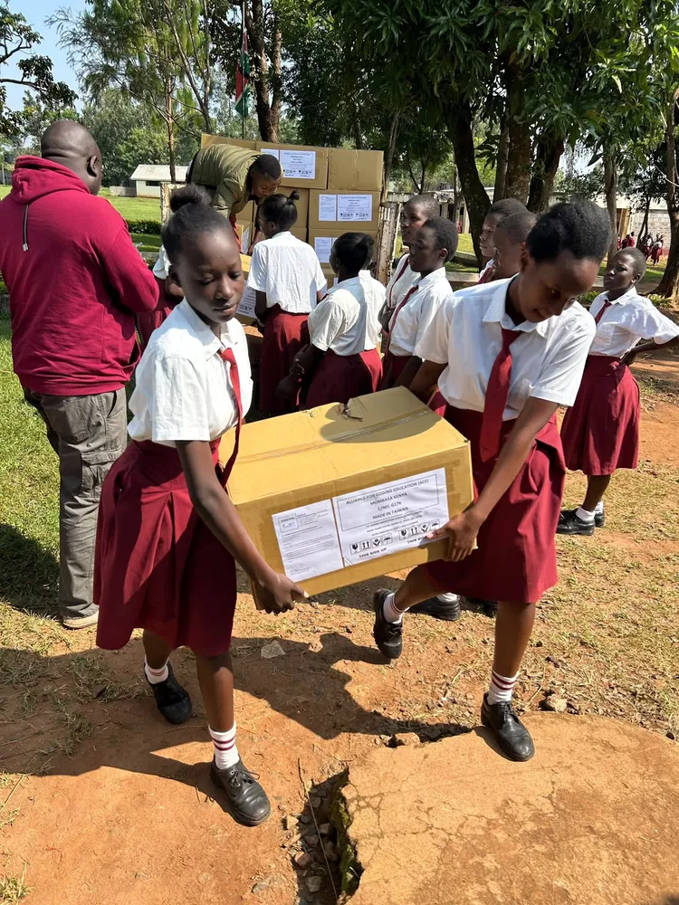 去年高雄科丁送出8百多部電腦到非洲。黃柏霖提供