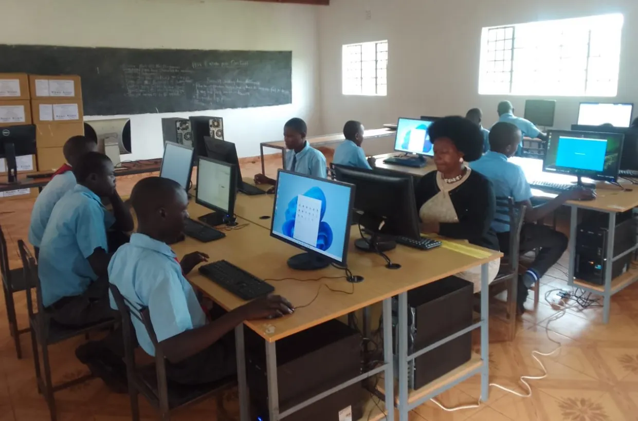 伊空索中學整修電腦教室，讓學生接受科丁教育。黃柏霖提供