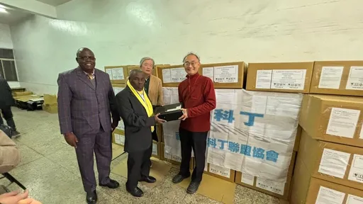 獨家｜議員黃柏霖年募千部電腦送愛　點亮非洲「智慧光明燈」