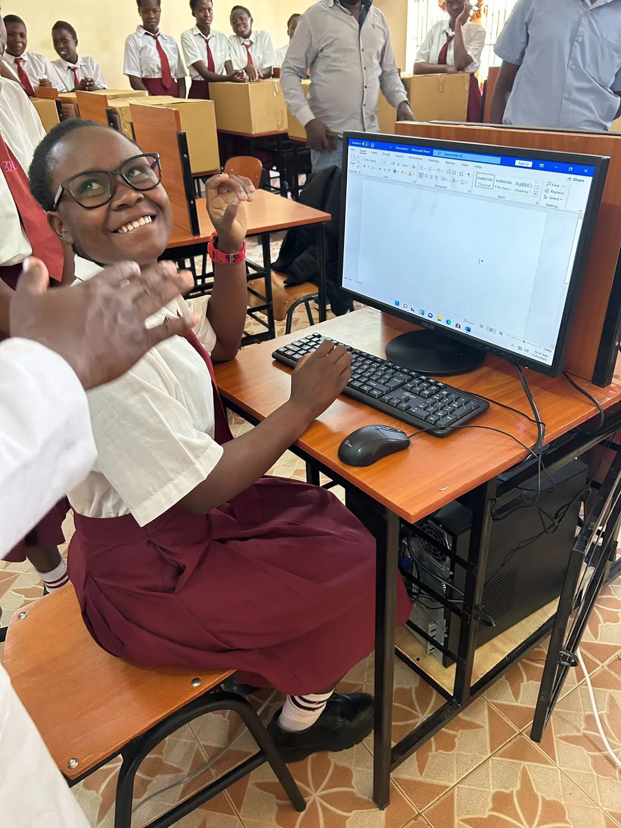 非洲學生使用台灣捐贈電腦學習程式設計。黃柏霖提供