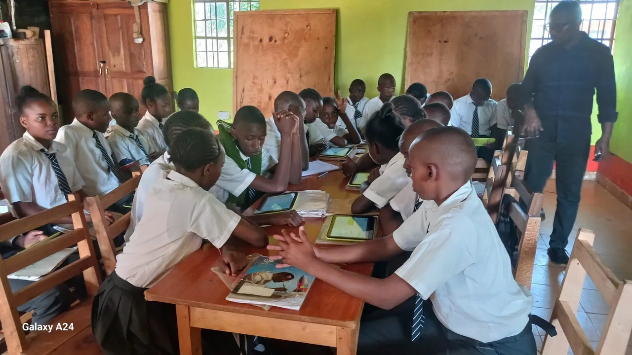 非洲學生使用台灣捐贈電腦學習。黃柏霖提供