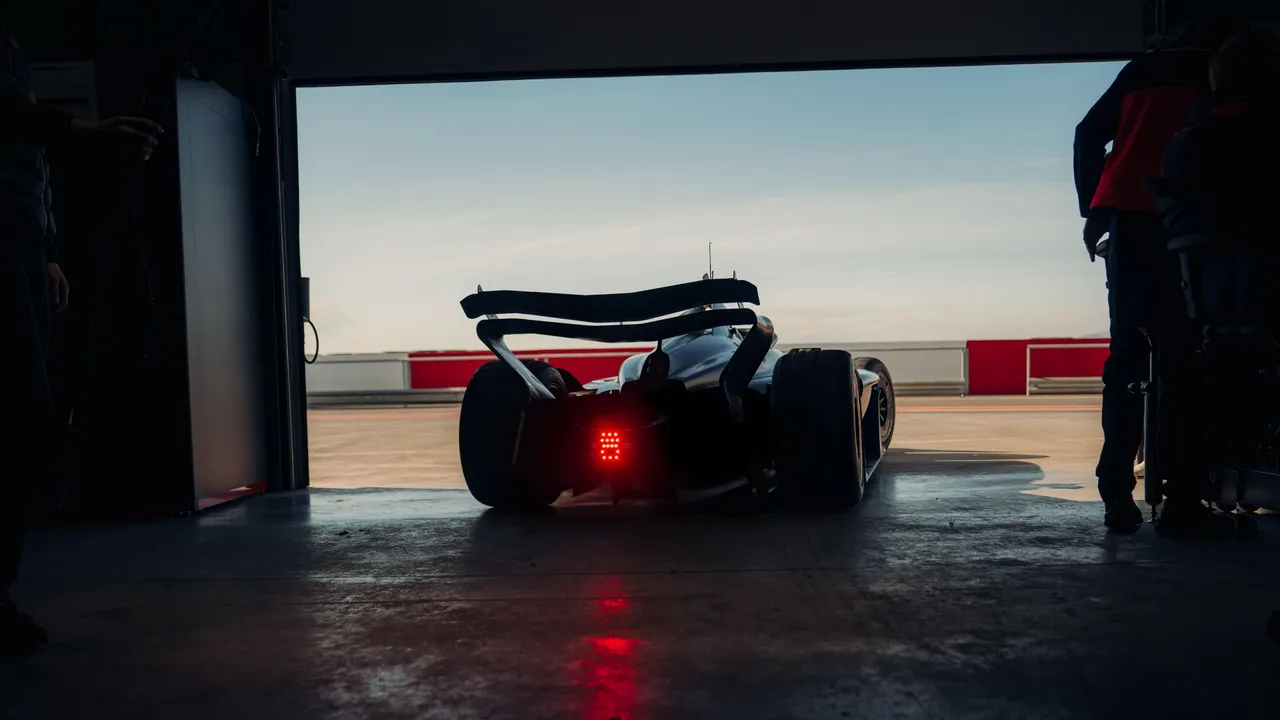 保時捷已自行研發的項目包括操控軟體、脈衝逆變器、電動引擎、變速箱、差速器、傳動軸及後軸多項傳動系統組件，還有後方的冷卻、承載與懸吊系統部件。原廠照片