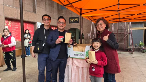 基隆趴趴走！議長童子瑋發放開運紅包　民眾回送早餐暖心互動