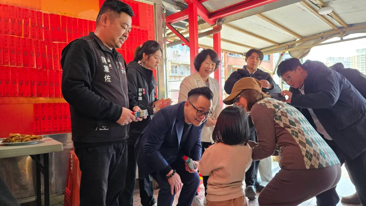 民眾帶著全家一起出動領取開運紅包。翻攝照片