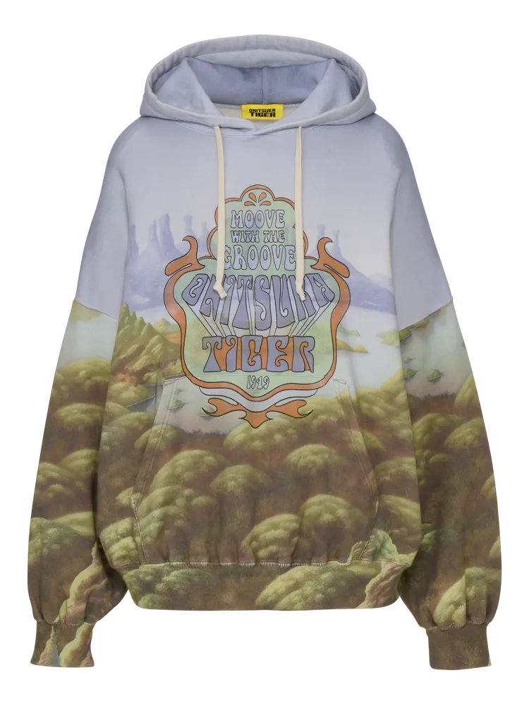 鬼塚虎DENIVITA滿版設計風景圖樣LOGO長袖連帽上衣，7580元。品牌提供