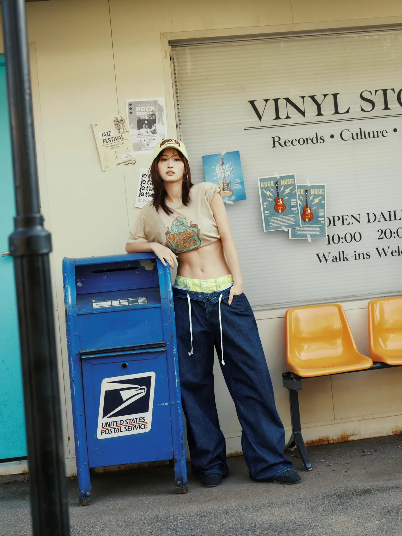 MOMO以簡約T恤搭配丹寧褲曬出傲人川字肌。品牌提供