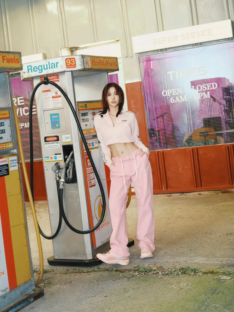 MOMO化身粉色少女，並以腹肌線條替造型增添健康性感氛圍。品牌提供