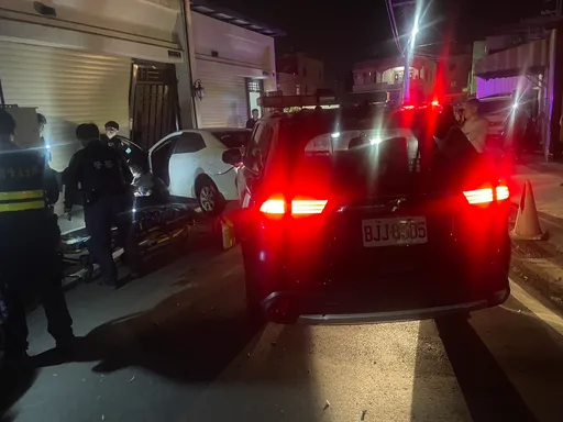 高雄男拒檢狂逃！自撞民宅被逮　無照、毒駕、違規恐吃逾21萬罰單