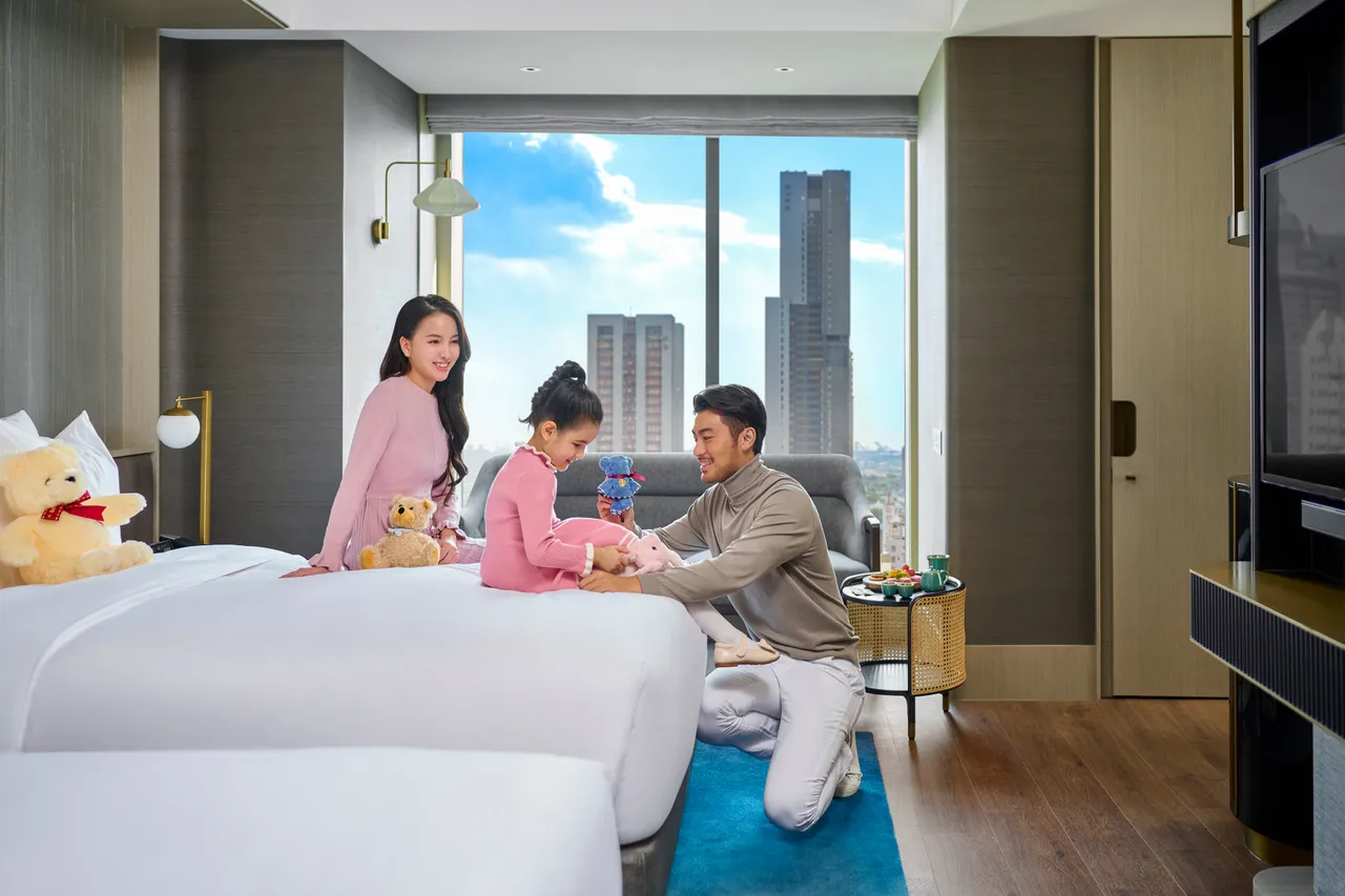 高雄洲際酒店推出冬日高鐵聯票專案《搭高鐵，遊高雄》，圖為專案房型「豪華雅緻房 雙中床」。業者提供