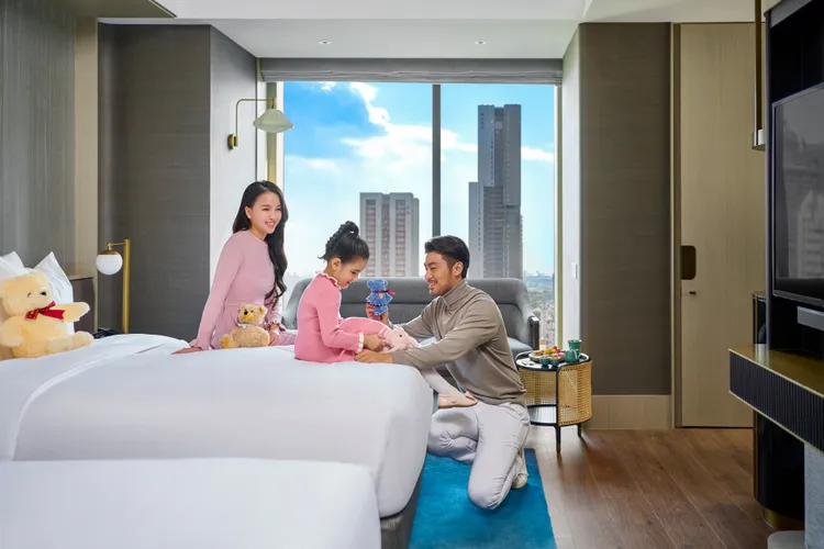 高雄洲際酒店推出冬日高鐵聯票專案《搭高鐵，遊高雄》，圖為專案房型「豪華雅緻房 雙中床」。業者提供