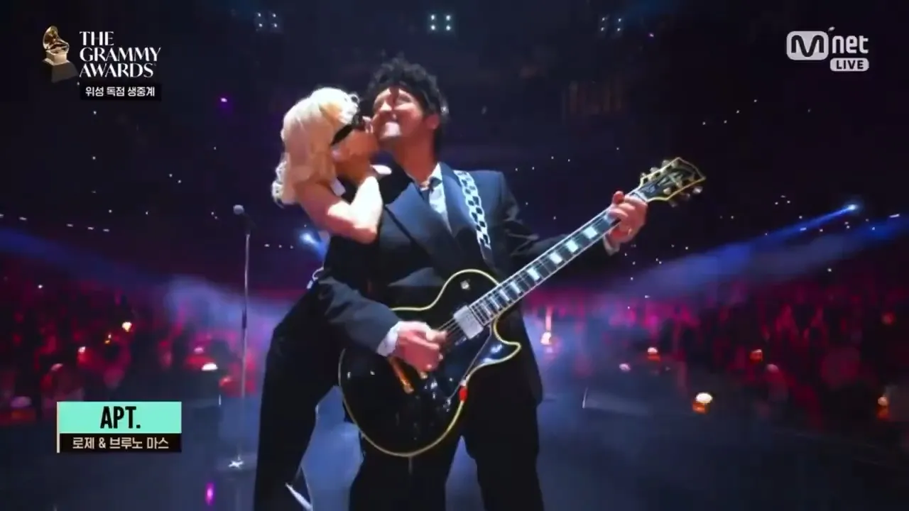 ROSÉ（左）親吻火星人布魯諾的臉頰。翻攝Mnet