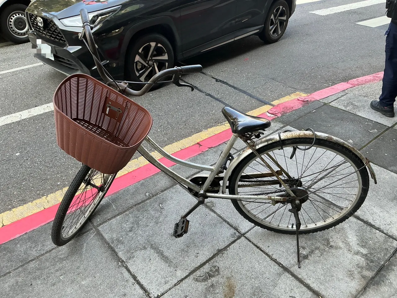 遭撞自行車。翻攝畫面