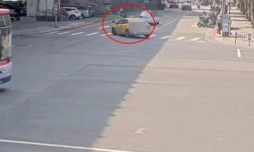 79歲老婦騎單車遭小黃撞飛送醫院　驚悚影像曝光！2人都違規