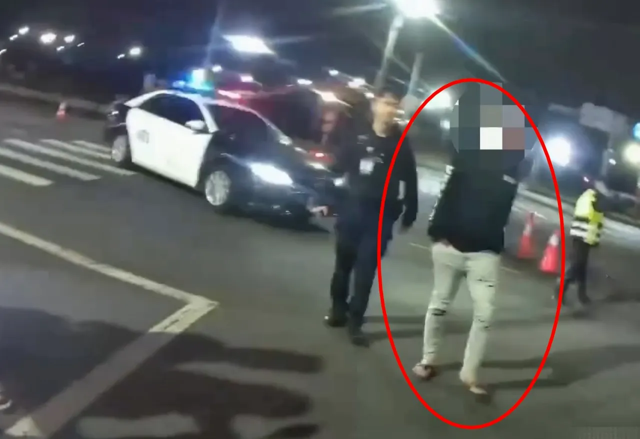 張嫌搶了超商後卻還不了錢，走投無路下見到警方臨檢，自己下計程車投案。翻攝畫面