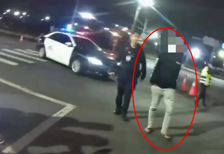 張嫌搶了超商後卻還不了錢，走投無路下見到警方臨檢，自己下計程車投案。翻攝畫面