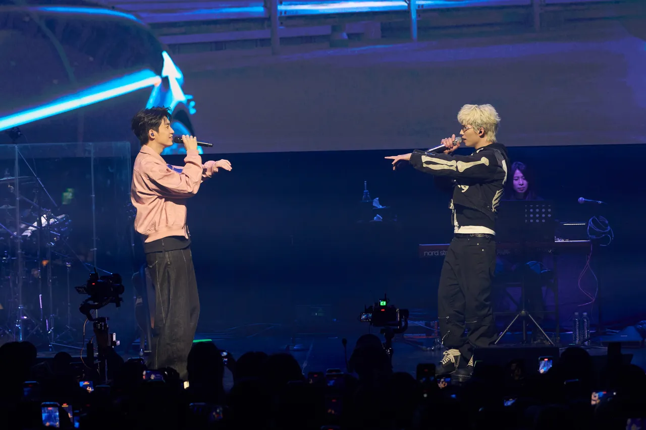 曹楊（左）與派偉俊合唱合作曲《玩家》。杰威爾提供