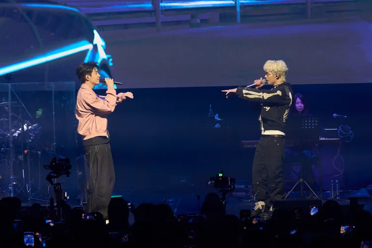 曹楊（左）與派偉俊合唱合作曲《玩家》。杰威爾提供